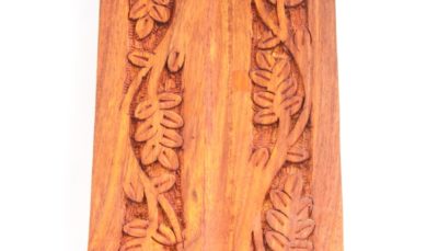 Schiffchenhaler – Superbreiter Holzhalter mit eingravierten Blätter L: 26 cm, B: 9,5 cm
