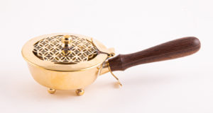 Tragegefäß Blume des Lebens Messing mit Holzgriff H: 7 cm, L: 20 cm, ø 9 cm