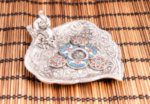 Süßer Räucherstäbchenhalter aus Weißmetall - Glückselefant auf Herzblatt L: 11 cm