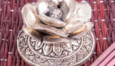 Süßer Räucherstäbchenhalter aus Aluminium - Rose ø 5 cm
