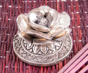 Süßer Räucherstäbchenhalter aus Aluminium - Rose ø 5 cm
