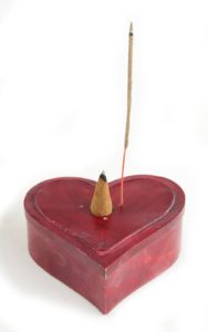 Herz Kegel-Box mit Vorratsbehälter + Räucherstäbchenhalter ca. 10 cm